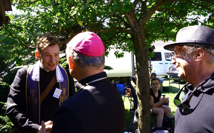 Bp Henryk Tomasik wita się z Ireneuszem Czopem, który gra bohatera filmu - ks. Romana Kotlarza. Z prawej reżyser Jacek Gwizdała