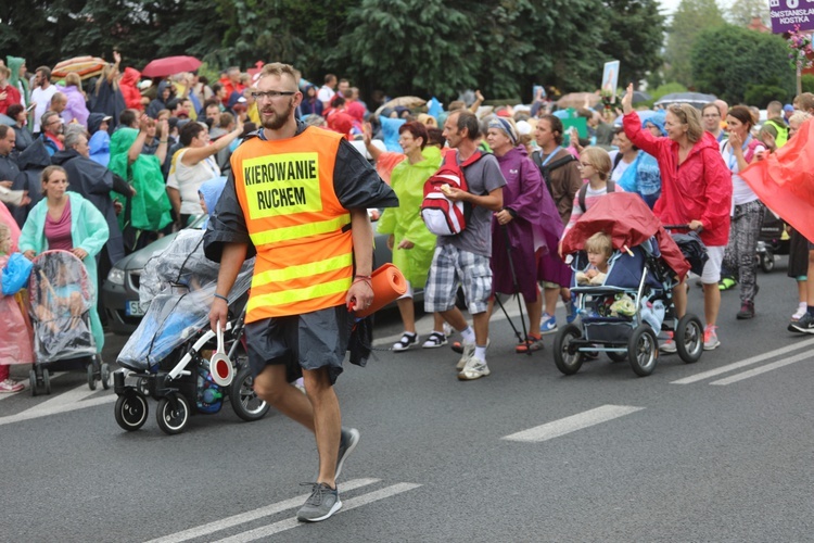 26. pielgrzymka z Hałcnowa na Jasną Górę - w Wilamowicach - 2017