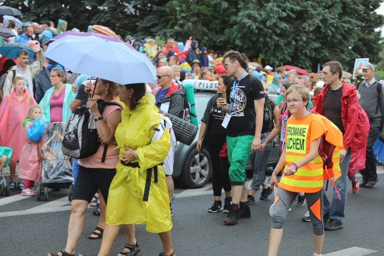 26. pielgrzymka z Hałcnowa na Jasną Górę - w Wilamowicach - 2017