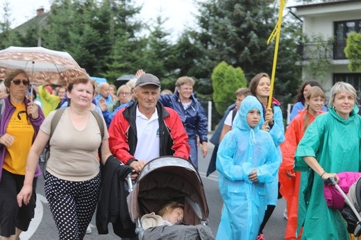 26. pielgrzymka z Hałcnowa na Jasną Górę - w Wilamowicach - 2017
