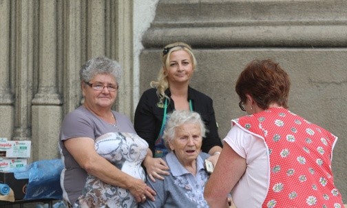 Maria Nycz (siedzi w środku) z koleżankami czeka na pielgrzymów