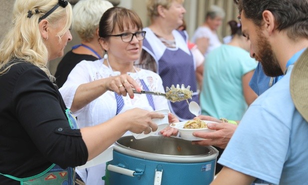 Chętnych na wilamowickie łazanki nie brakowało...