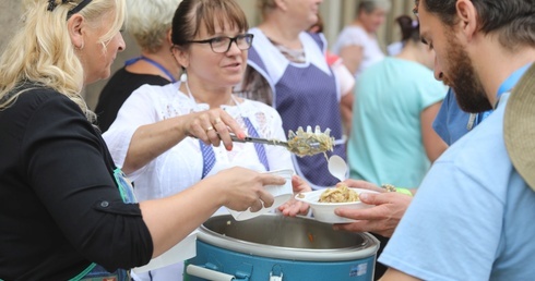 Chętnych na wilamowickie łazanki nie brakowało...