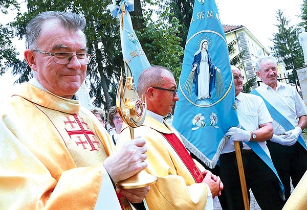 Relikwie wprowadził do kościoła o. Stanisław Piętka,  prezes narodowy MI.