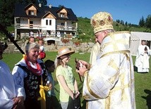 Metropolita abp Jan Babjak błogosławi wiernych. 