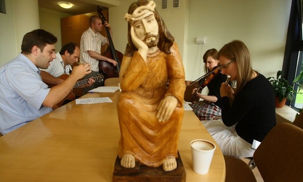 Jezus nie głosi, że stan cierpienia trzeba znosić z heroizmem, jak filozofowie stoiccy