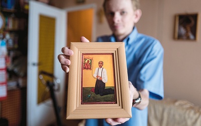 Grzegorz Jakielski z wykonanym przez siebie obrazkiem przedstawiającym sługę Bożego Mateusza Talbota.
