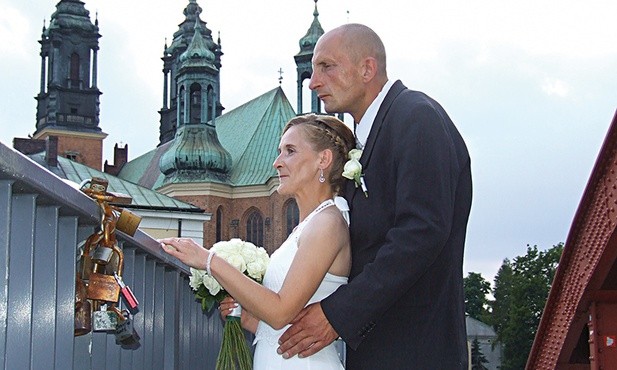 Aldona i Tomasz wciąż są bezdomni, ale już z nadzieją patrzą w przyszłość.