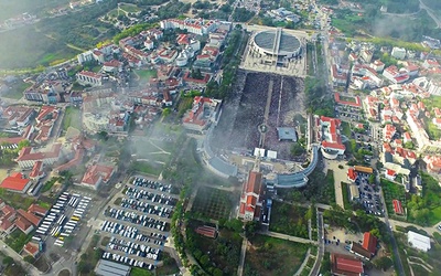 Kadr z filmu przedstawiający sanktuarium w Fatimie  na zdjęciu lotniczym.
