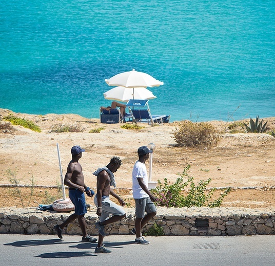 Imigranci z Afryki spacerujący ulicami Lampedusy to widok, do jakiego mieszkańcy zdążyli przywyknąć.