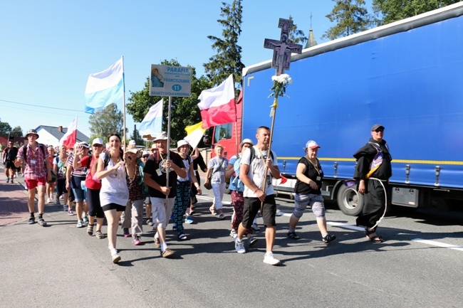 Kolumna skarżyska na szlaku pielgrzymkowym