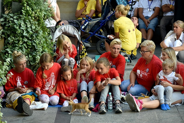 Prezentacja grup i Msza św. pod przewodnictwem bp. Ignacego Deca.