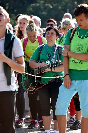 Prezentacja grup i Msza św. pod przewodnictwem bp. Ignacego Deca.