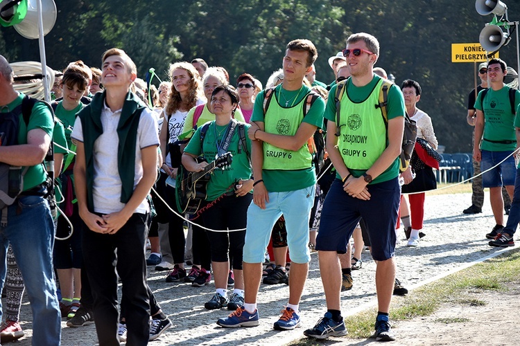 Prezentacja grup i Msza św. pod przewodnictwem bp. Ignacego Deca.