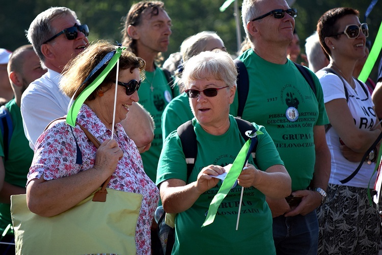 Prezentacja grup i Msza św. pod przewodnictwem bp. Ignacego Deca.