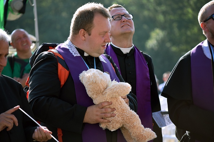 Prezentacja grup i Msza św. pod przewodnictwem bp. Ignacego Deca.