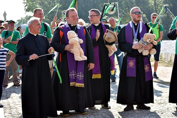 Prezentacja grup i Msza św. pod przewodnictwem bp. Ignacego Deca.