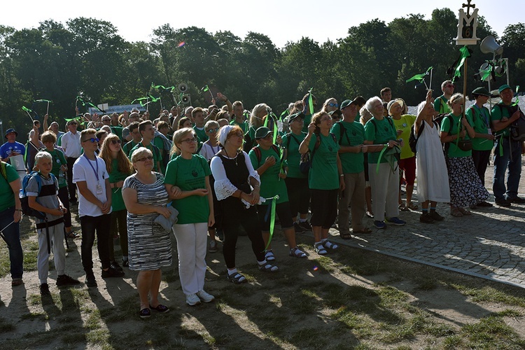 Prezentacja grup i Msza św. pod przewodnictwem bp. Ignacego Deca.