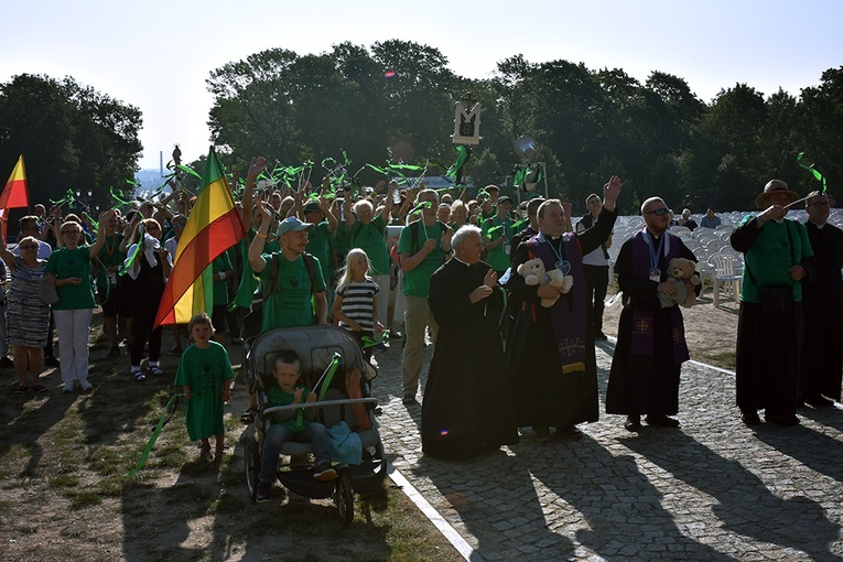 Prezentacja grup i Msza św. pod przewodnictwem bp. Ignacego Deca.