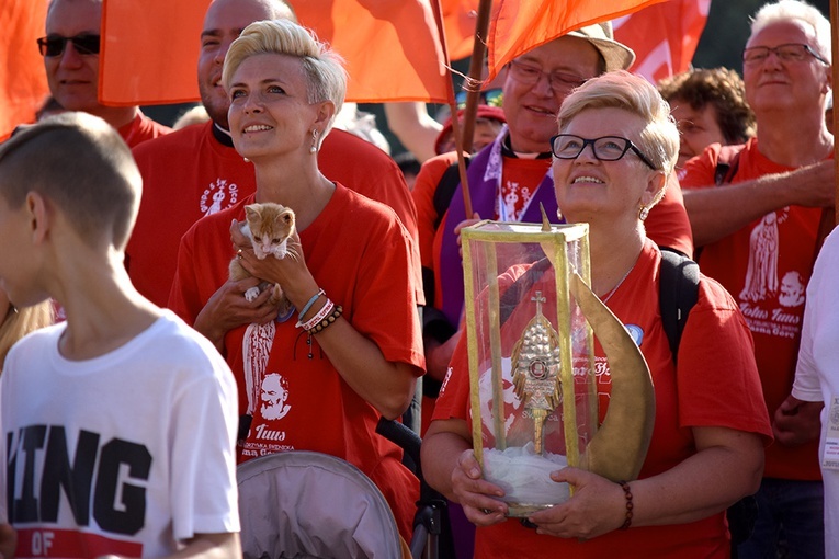 Prezentacja grup i Msza św. pod przewodnictwem bp. Ignacego Deca.