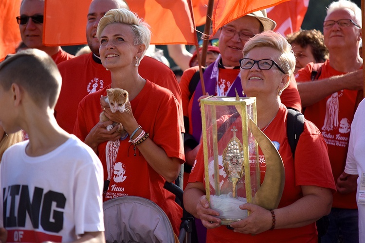 Prezentacja grup i Msza św. pod przewodnictwem bp. Ignacego Deca.
