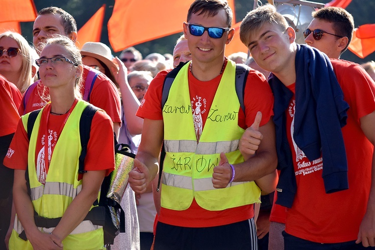 Prezentacja grup i Msza św. pod przewodnictwem bp. Ignacego Deca.