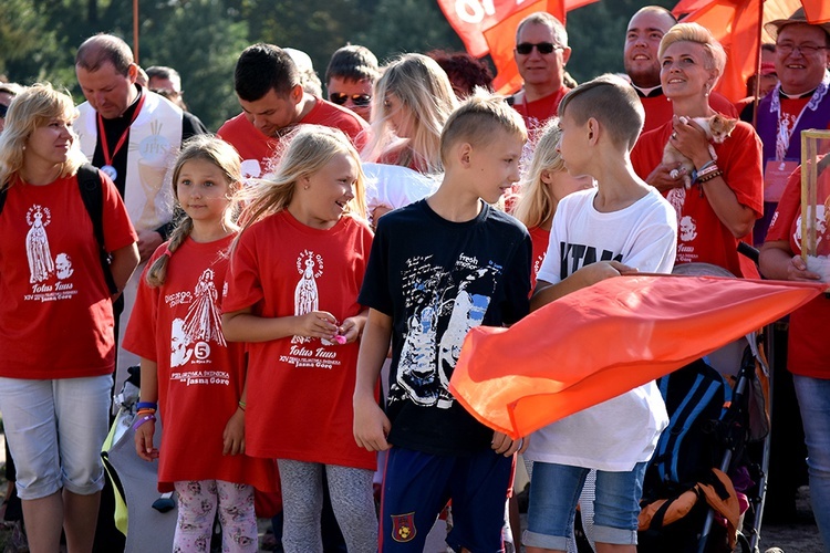 Prezentacja grup i Msza św. pod przewodnictwem bp. Ignacego Deca.