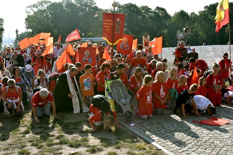 Prezentacja grup i Msza św. pod przewodnictwem bp. Ignacego Deca.