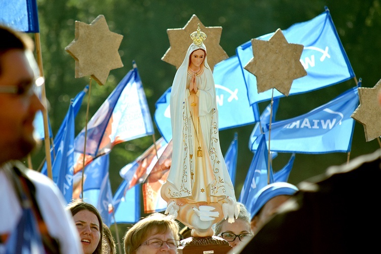 Prezentacja grup i Msza św. pod przewodnictwem bp. Ignacego Deca.