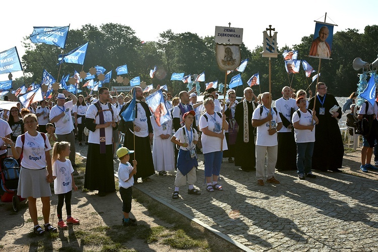 Prezentacja grup i Msza św. pod przewodnictwem bp. Ignacego Deca.