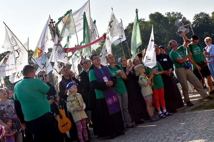 Prezentacja grup i Msza św. pod przewodnictwem bp. Ignacego Deca.