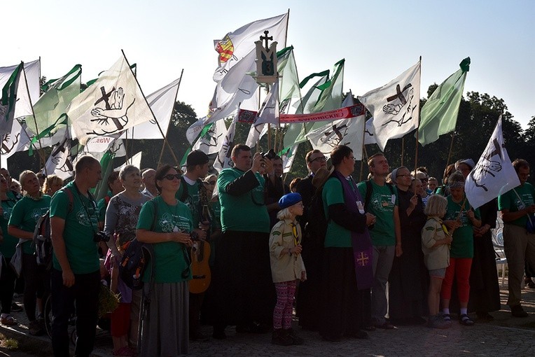 Prezentacja grup i Msza św. pod przewodnictwem bp. Ignacego Deca.