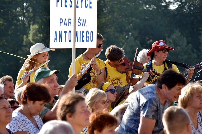Prezentacja grup i Msza św. pod przewodnictwem bp. Ignacego Deca.