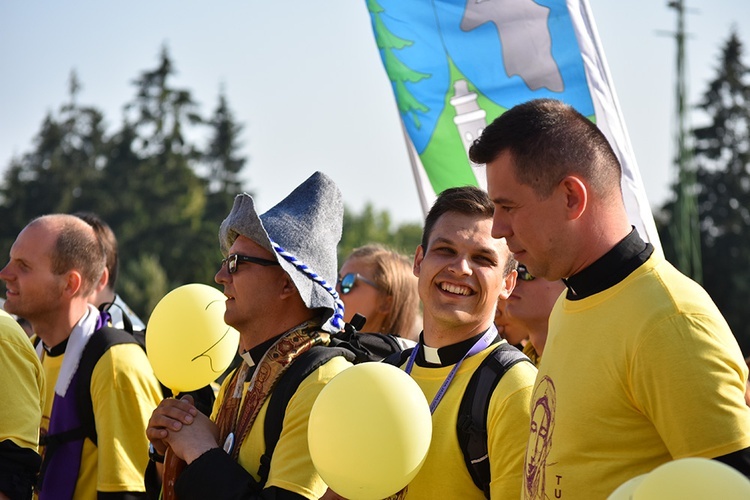 Prezentacja grup i Msza św. pod przewodnictwem bp. Ignacego Deca.