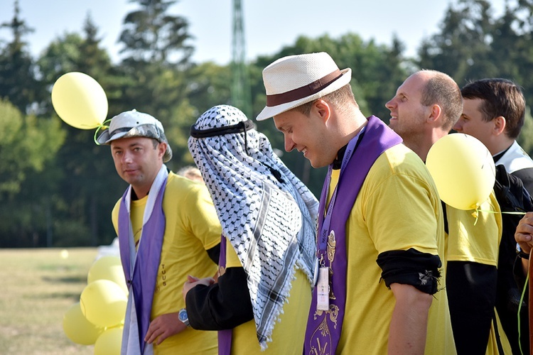 Prezentacja grup i Msza św. pod przewodnictwem bp. Ignacego Deca.