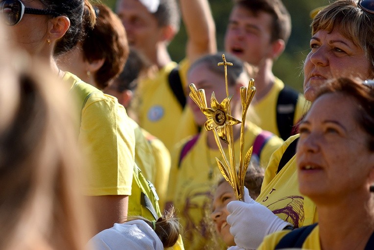 Prezentacja grup i Msza św. pod przewodnictwem bp. Ignacego Deca.