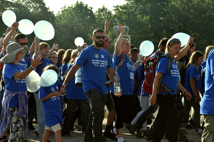 Prezentacja grup i Msza św. pod przewodnictwem bp. Ignacego Deca.