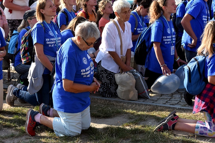 Prezentacja grup i Msza św. pod przewodnictwem bp. Ignacego Deca.