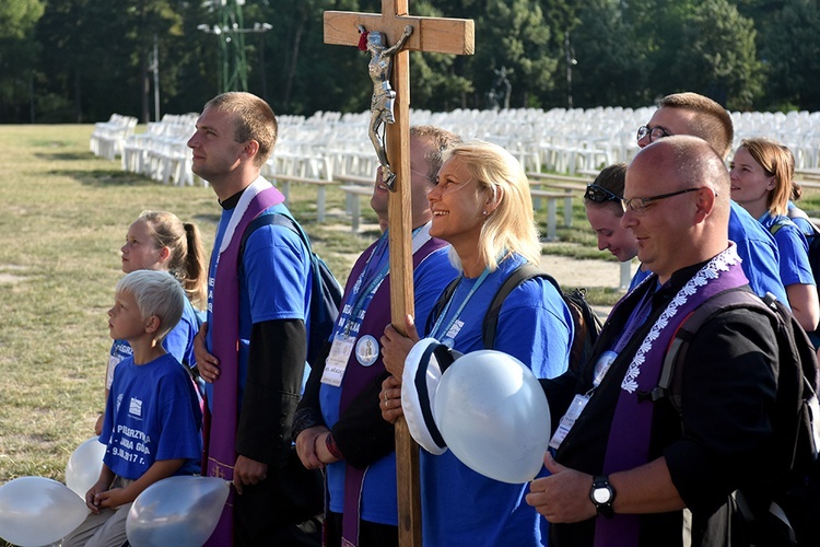 Prezentacja grup i Msza św. pod przewodnictwem bp. Ignacego Deca.