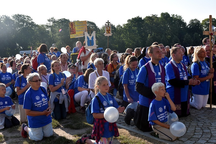Prezentacja grup i Msza św. pod przewodnictwem bp. Ignacego Deca.