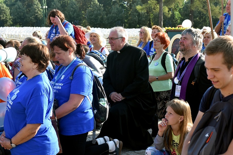 Prezentacja grup i Msza św. pod przewodnictwem bp. Ignacego Deca.