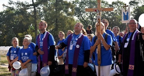 Prezentacja grup i Msza św. pod przewodnictwem bp. Ignacego Deca.