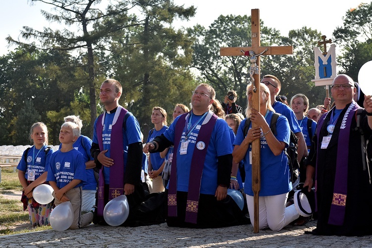 Prezentacja grup i Msza św. pod przewodnictwem bp. Ignacego Deca.