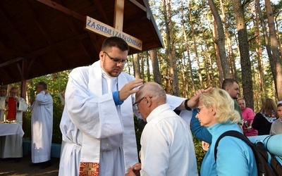 Noeprezbiter ks. Rafał Woronowski udziela błogosławieństwa przez nałożenie rąk