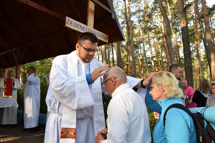 Noeprezbiter ks. Rafał Woronowski udziela błogosławieństwa przez nałożenie rąk