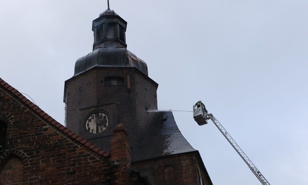 W akcji gaśniczej brało udział 51 zastępów straży pożarnej. Walka z ogniem trwała kilkanaście godzin.