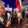 - Chcemy spokojnie uczcić pamięć o naszych bliskich - mówiły przed lipcową miesięcznicą rodziny ofiar katastrofy w Smoleńsku. Od kilku miesięcy comiesięcznym obchodom towarzyszą akty agresji i kontrmanifestacje