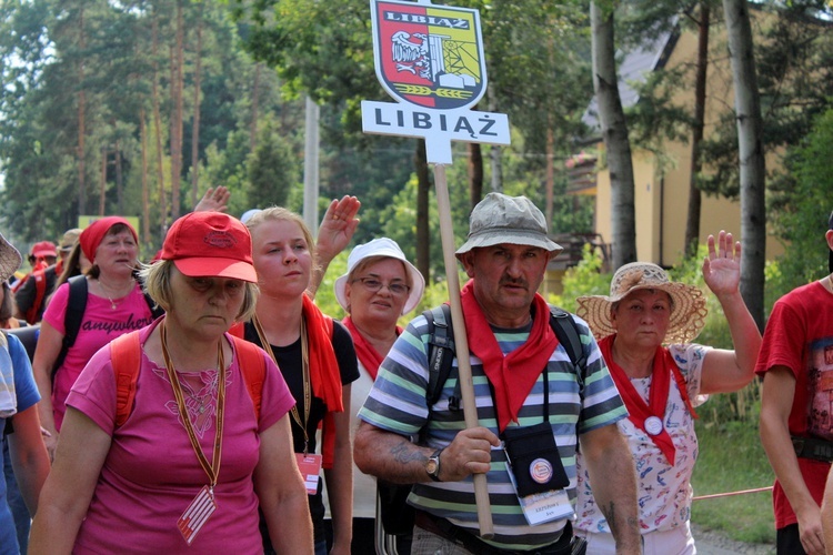 Starsi pielgrzymi w drodze na Jasną Górę