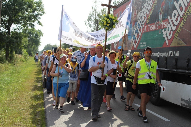 Starsi pielgrzymi w drodze na Jasną Górę