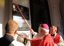 Bp Andrzej F. Dziuba i ks. Jerzy Swędrowski odsłaniają pamiątkową tablicę